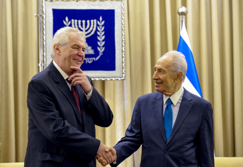 Český prezident Miloš Zeman (vlevo) a jeho izraelský protějšek Šimon Peres. Český prezident Miloš Zeman (vlevo) a jeho izraelský protějšek Šimon Peres.