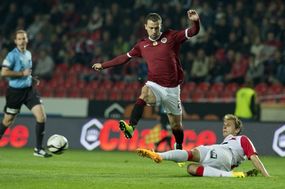 Záložník Sparty Josef Hušbauer (vlevo) a obránce Slavie Milan Bortel.