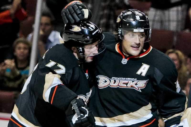 Finský blesk Teemu Selänne (vpravo) se raduje v dresu Anaheimu. Finský blesk Teemu Selänne (vpravo) se raduje v dresu Anaheimu.