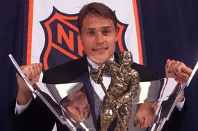 Teemu Selänne v dobách největší slávy s oceněním pro nejlepšího střelce NHL.