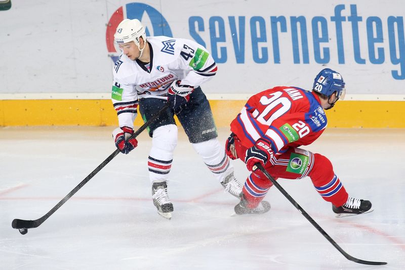 Hokejista Metallurgu Jan Kovář v souboji s Petrem Vránou. Hokejista Metallurgu Jan Kovář v souboji s Petrem Vránou.