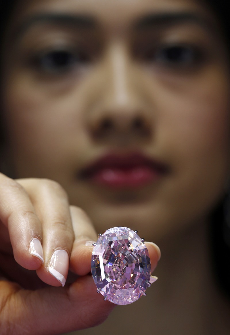 Do aukce míří i vzácný diamant Pink Star. Cena? Kolem 60 millionů dolarů. 