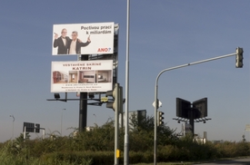 Falešný billboard vyobrazuje podnikatele Zdeňka Bakalu a Andreje Babiše.