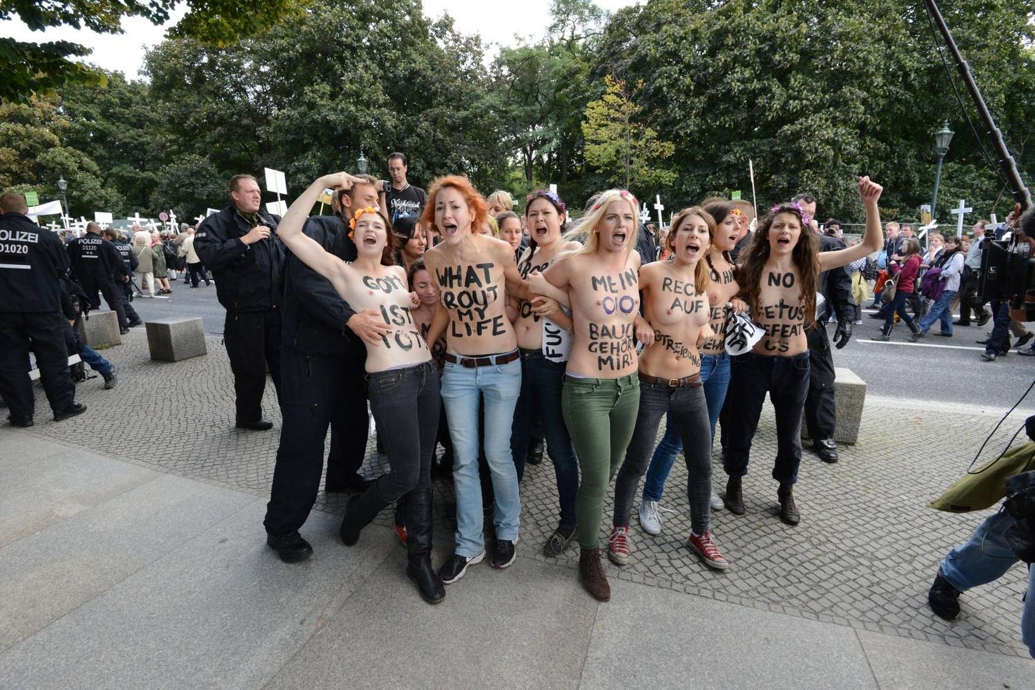 Členky hnutí Femen při jednom z posledních protestů v Berlíně. (imago/Thomas Lebie) Členky hnutí Femen při jednom z posledních protestů v Berlíně. (imago/Thomas Lebie)