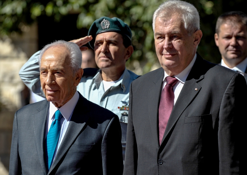 Izraelský prezident Šimon Peres (vlevo) a prezident České republiky Miloš Zeman.