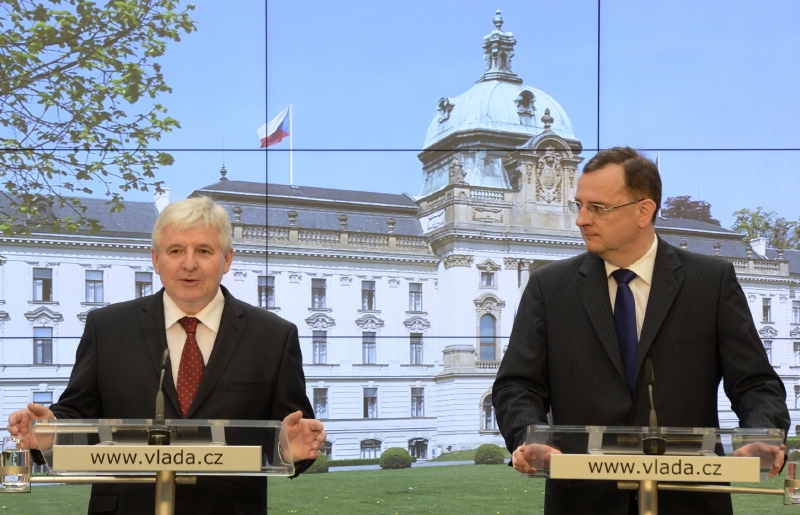 Předseda vlády v demisi Jiří Rusnok a bývalý premiér Petr Nečas. Předseda vlády v demisi Jiří Rusnok a bývalý premiér Petr Nečas.