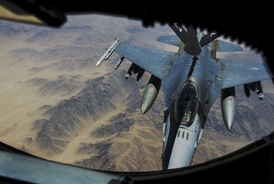 Americký F-16 tankuje za letu nad Afghánistánem.