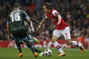 Klíčový záložník reprezentace Tomáš Rosický v dresu Arsenalu Londýn.