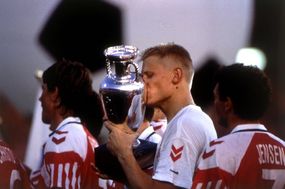 Legendární brankář Peter Schmeichel táhl podceňované Dánsko k úspěchu, k postupu jim ale pomohla válka.