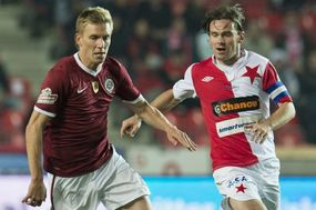 Záložník Sparty Bořek Dočkal (vlevo) a záložník Slavie Karol Kisel.