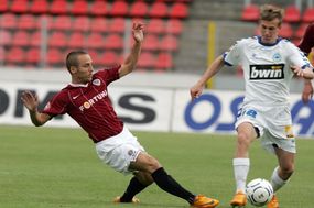 Fotbalista Bořek Dočkal v obranném skluzu.