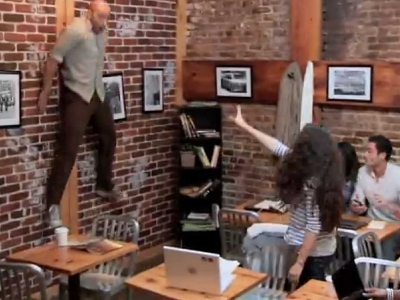 Domnělá telekineze vyděsila zákazníky kavárny. Domnělá telekineze vyděsila zákazníky kavárny.