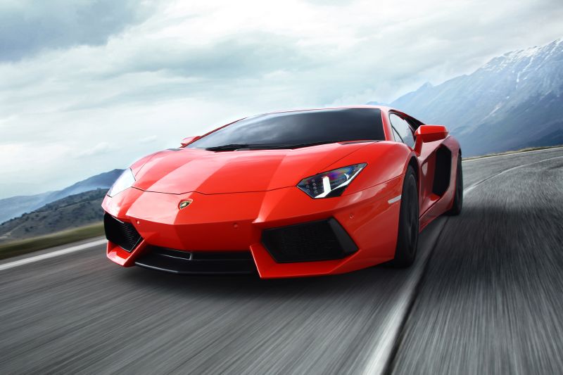 Lamborghini Aventador patří mezi supersporty, ovšem jeho výskyt na českých silnicích je příliš řídký.