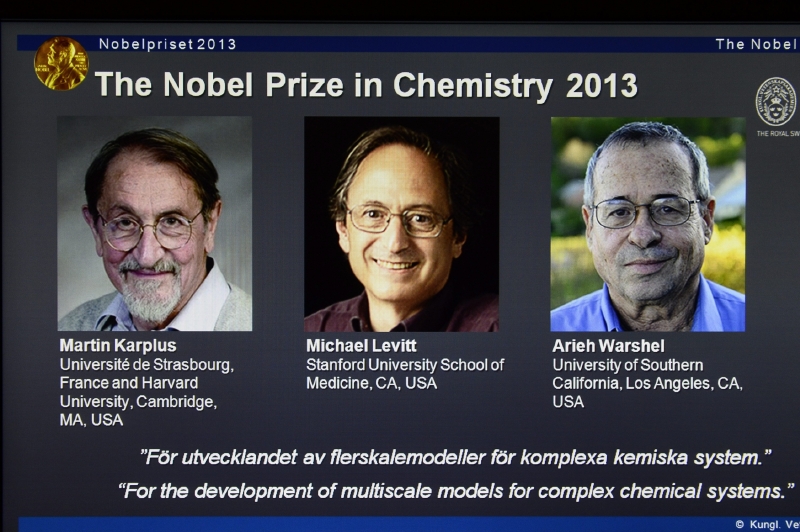 Letošní Nobelovu cenu za chemii získali Američané Michael Levitt, Arieh Warshel a Martin Karplus.