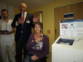 Pacientka Simona Pavlicová s implantovaným kardiostimulátorem spolu s profesorem Táborským (uprostřed) při demonstraci služby CareLink Express v ambulanci kliniky. Paní Simona prodělala infarkt už v 36 letech.