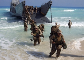Američtí vojáci z Expeditionary Strike Group One (ESG-1) se vyloďují ke společným manévrům s Egypťany.