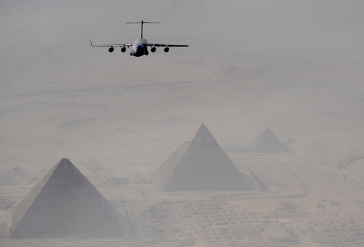 Dopravní letoun armády USA nad pyramidami v Gíze.