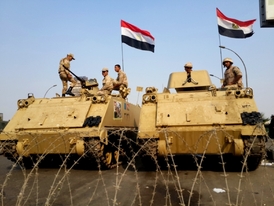 Egyptská armáda potlačuje nepokoje v ulicích v, jak jinak, amerických obrněncích.