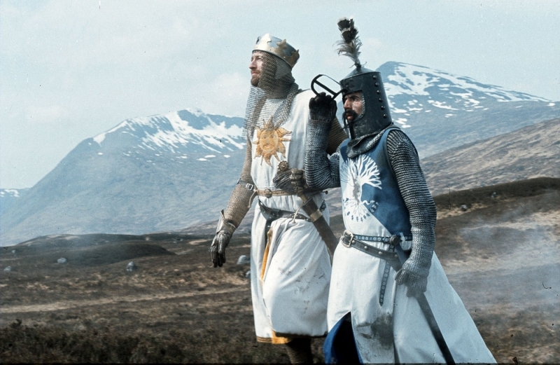 Graham Chapman (vlevo) jako král Artuš ve filmu Monty Python a Svatý Grál. Graham Chapman (vlevo) jako král Artuš ve filmu Monty Python a Svatý Grál.