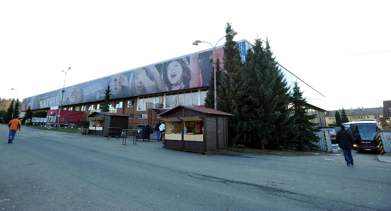 Stařičká třinecká hala pomalu dosluhuje. Stařičká třinecká hala pomalu dosluhuje.