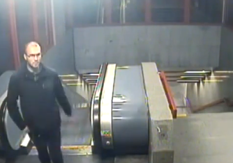 Podezřelého zachytila kamera v metru. Podezřelého zachytila kamera v metru.