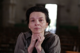 Herečka Juliett Binocheová ve filmu Camille Claudel 1915.
