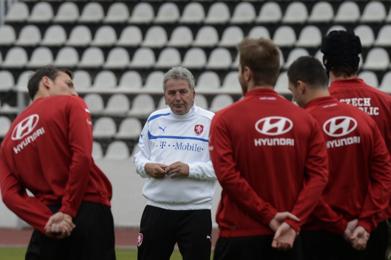 Trenér české reprezentace Josef Pešice s hráči. Trenér české reprezentace Josef Pešice s hráči.
