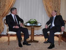 Tádžický prezident Emomali Rachmanov (vlevo) a jeho ruský kolega Vladimír Putin.