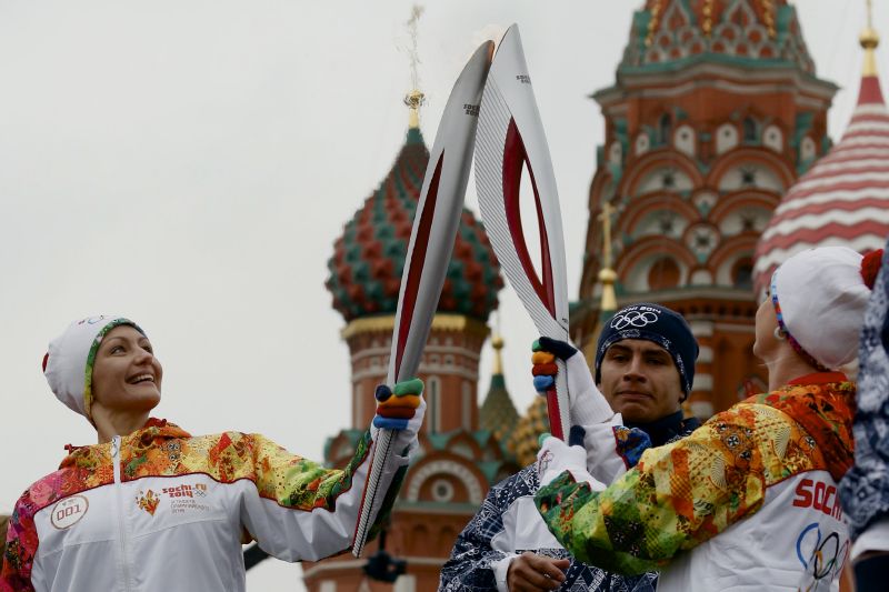 Předání olympijského ohně mířícího do dějiště zimních olympijských her v Soči. Předání olympijského ohně mířícího do dějiště zimních olympijských her v Soči.