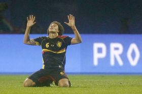 Belgický záložník Axel Witsel si užívá postup.