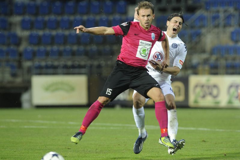 Tomáš Rada ze Slovácka (vpravo) a Jan Štohanzl z Boleslavi. Tomáš Rada ze Slovácka (vpravo) a Jan Štohanzl z Boleslavi.