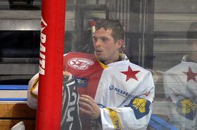Obvyklá jednička hokejové Slavie po pátém gólu přepustila své místo náhradnímu brankáři Adamu Svobodovi.