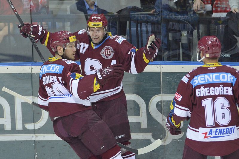 Autor dvou branek v pražském derby Jaroslav Hlinka se raduje se svými spoluhráči na vysočanském ledě. Autor dvou branek v pražském derby Jaroslav Hlinka se raduje se svými spoluhráči na vysočanském ledě.