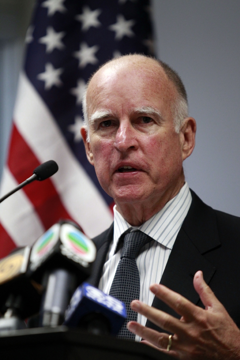 Guvernér Jerry Brown.