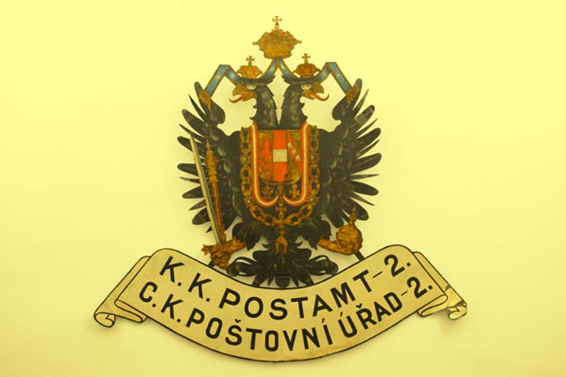 Poštovní štít z doby před I. svět. válkou, sbírka České pošty.