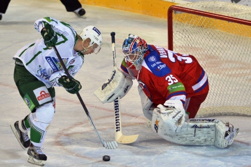 Zleva Antti Pihlström z Ufy a brankář Lva Praha Petri Vehanen. Zleva Antti Pihlström z Ufy a brankář Lva Praha Petri Vehanen.