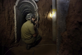 Tunel byl vyhlouben v písčité půdě a vyztužen betonovými vzpěrami.