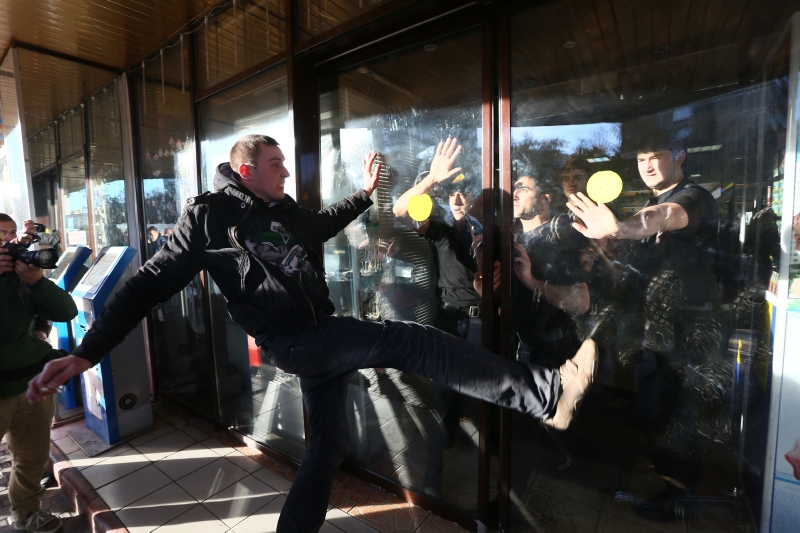 Demonstranti na předměstí Moskvy útočili na podniky zaměstnávající přistěhovalce. Demonstranti na předměstí Moskvy útočili na podniky zaměstnávající přistěhovalce.