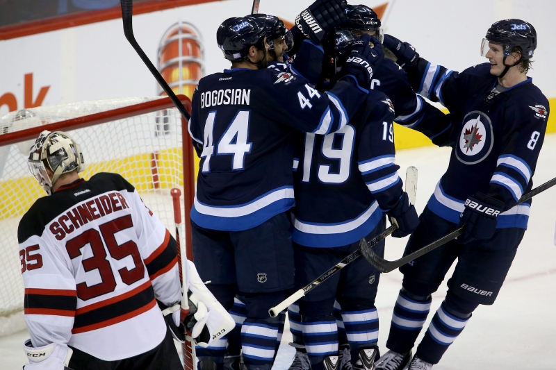 Winnipeg přehrál trápící se Devils, ti na výhru v nové sezoně stále čekají.