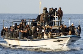 Další loď z ilegály se blíží k ostrovu Lampedusa.