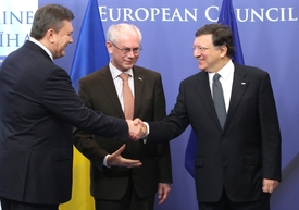O vstupu do EU již Ukrajina vyjednává. Na snímku je zleva ukrajinský prezident Janukovič, prezident EU von Rompuy a předseda evropské komise Barroso.