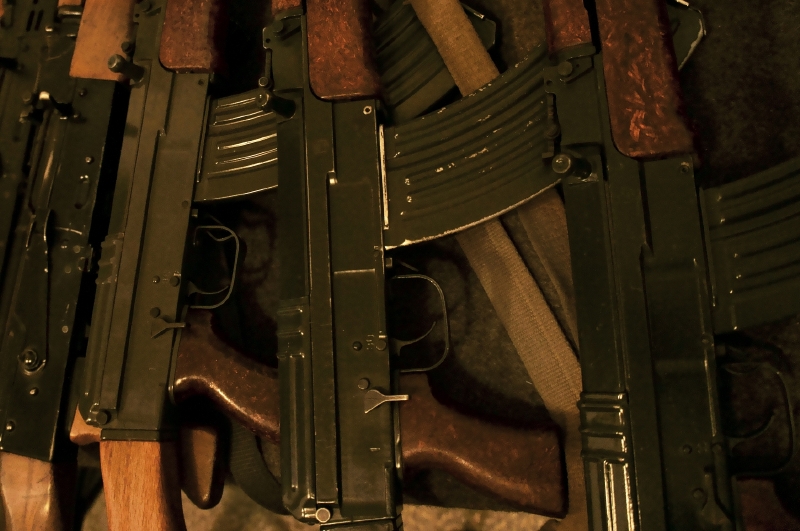 Policisté zadrželi několik set samopalů.