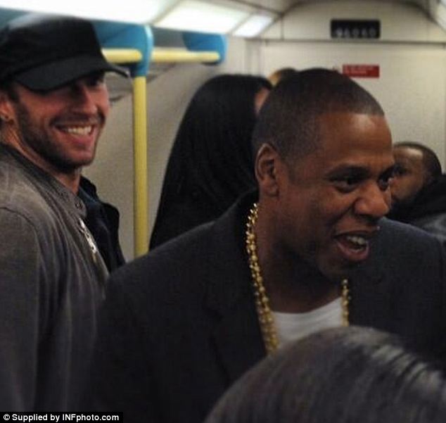 Tohle se jen tak nevidí. Jay-Z a Chris Martin v metru.