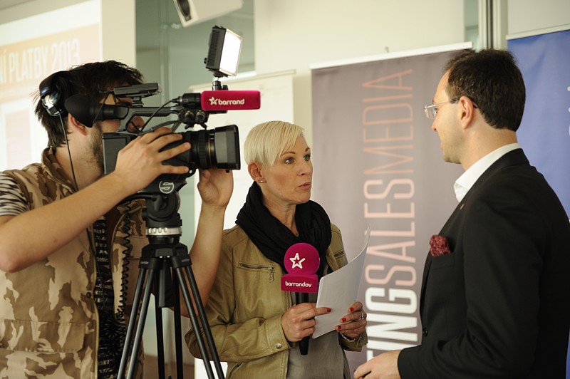 TV Barrandov natáčí rozhovor s šéfem MasterCard Miroslavem Lukešem na konferenci Mobilní platby 2013.