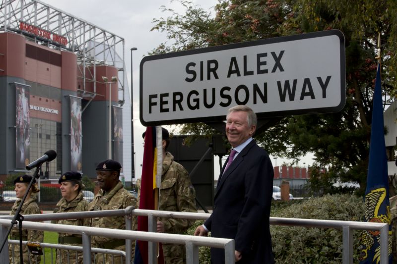 Sir Alex Ferguson u cedule se svým jménem.