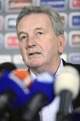 Trenér reprezentace Josef Pešice.