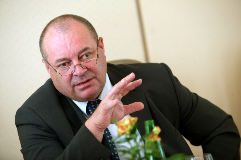 František Koníček mluví čtyřmi jazyky, ne však příliš vybraně.
