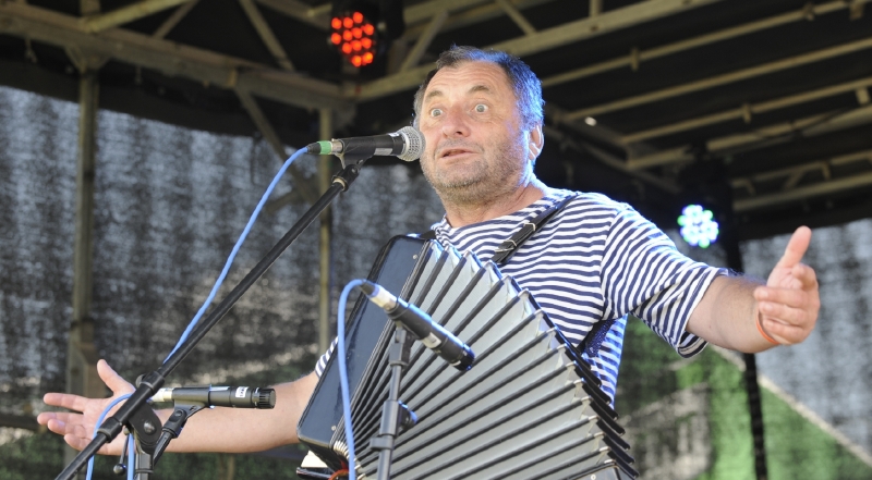 Hymnu Strany svobodných občanů nazpíval písničkář Václav Koubek.