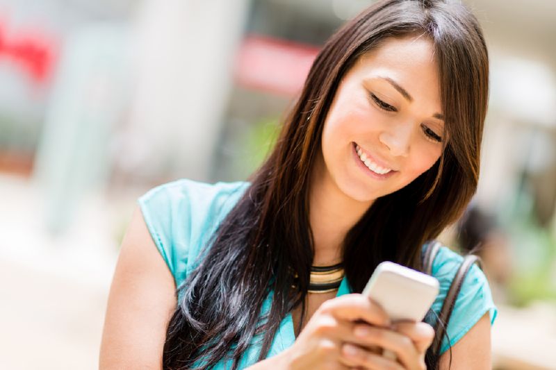 Podle francouzské státní agentury pro zdravotní bezpečnost z dosavadních vědeckých studií nevyplývá, že používání mobilních telefonů škodí lidskému zdraví (ilustrační foto).