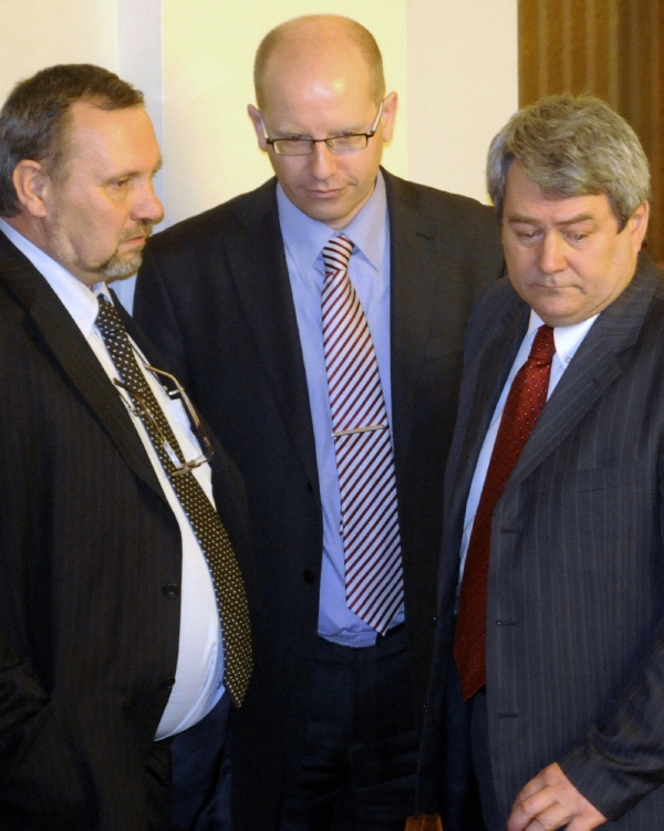 Zleva Pavel Kováčik, lídr kandidátky KSČM pro kraj Vysočina, předseda ČSSD Bohuslav Sobotka a předseda KSČM Vojtěch Filip.